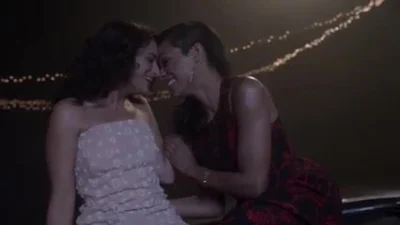 Rosario Dawson kissing Jenny Slate
